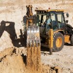 Qué revisar antes de arrendar maquinaria pesada: costos, estado técnico, documentación, soporte y condiciones para proyectos mineros e industriales.
